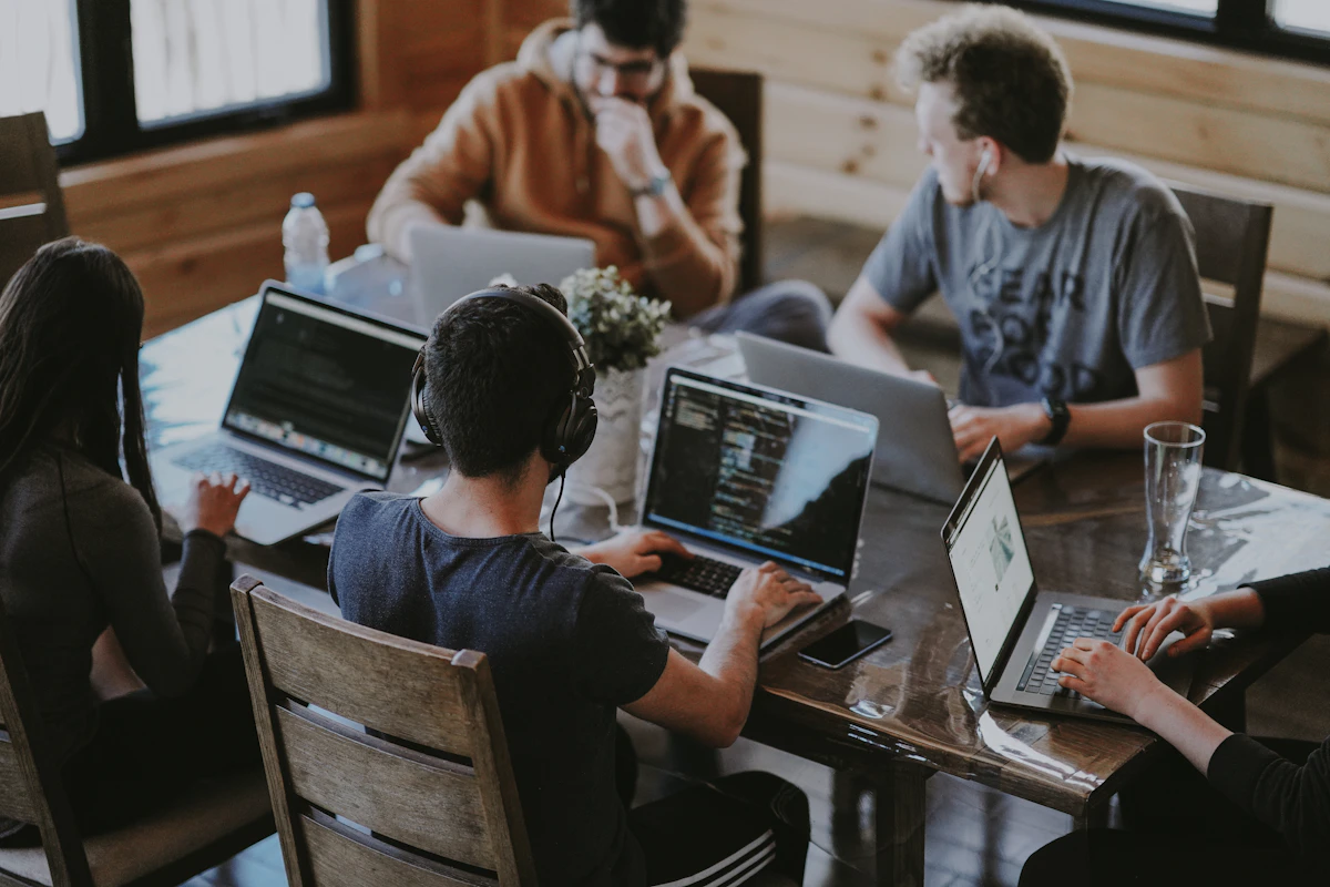 Team bei der Zusammenarbeit, hell und freundlich