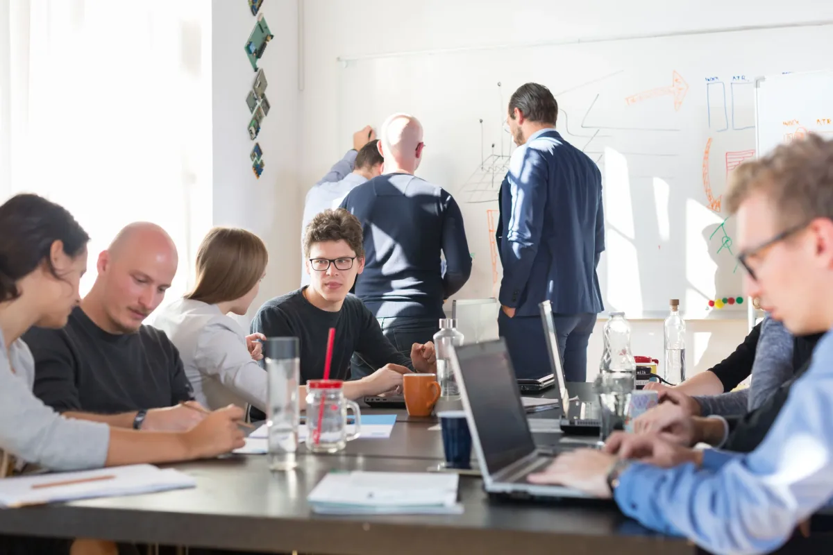 Team bei der Zusammenarbeit, hell und freundlich