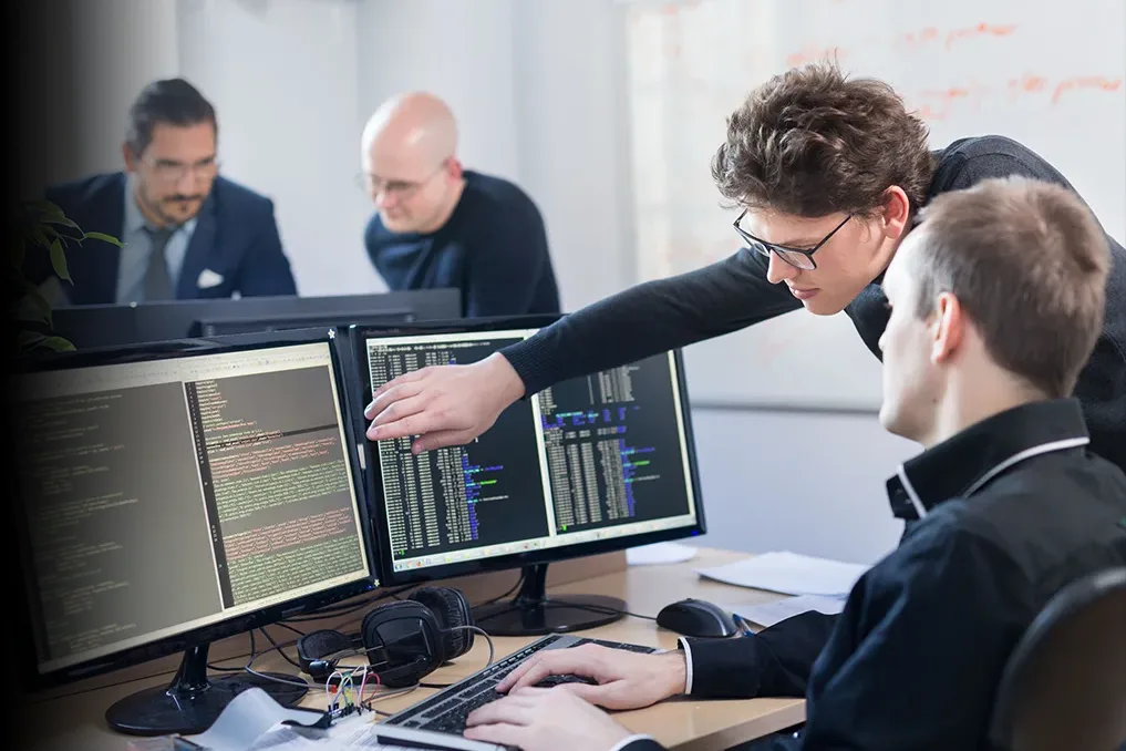 Zwei Entwickler beim Pair-Programming