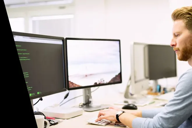 Entwickler-Arbeitsplatz mit mehreren Monitoren