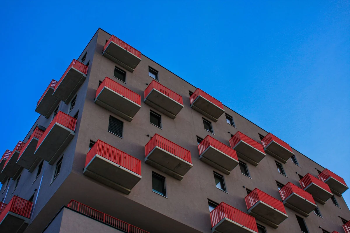 Mehrfamilienhaus mit Balkonen von unten fotografiert
