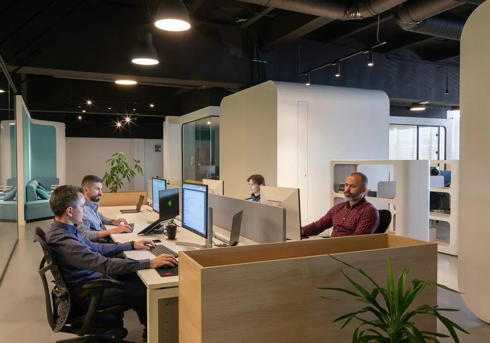 Büroteam an Schreibtischen in einem offenen Büro