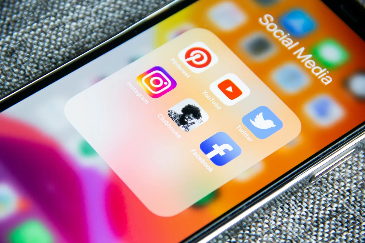 Smartphone-Bildschirm mit einem Ordner voller Social-Media-Apps