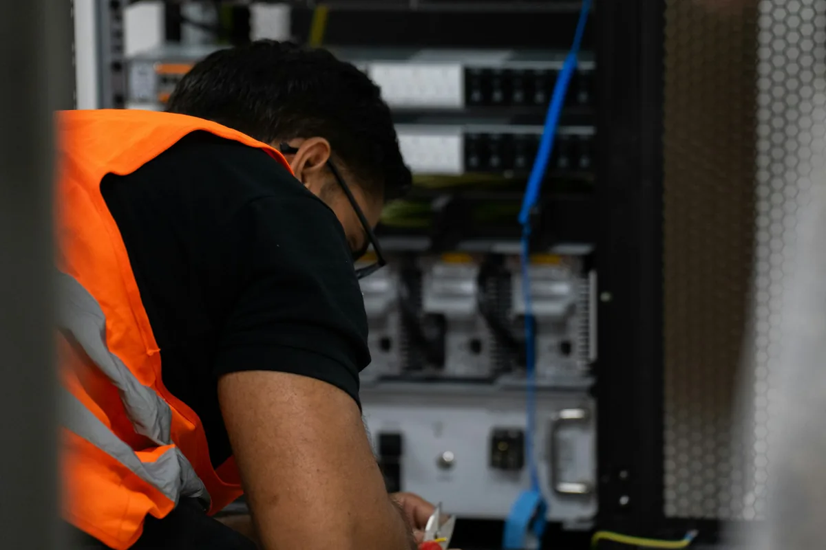 Techniker arbeitet an einem Serverschrank