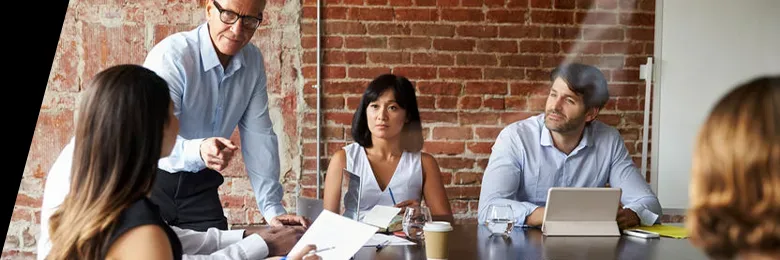 Beratungsgespräch am Besprechungstisch